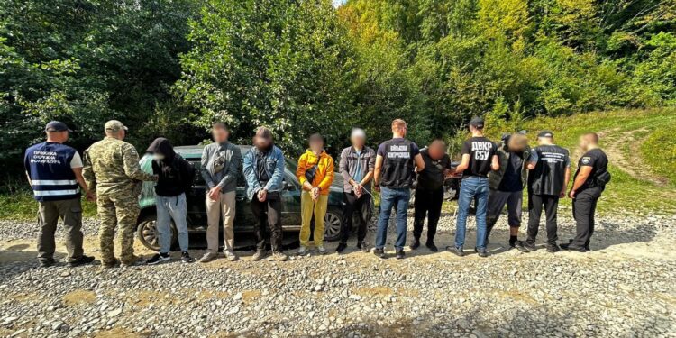 На Рахівщині затримали киянина і полтавчанина, які організували втечу чоловіків до Румунії (ФОТО)