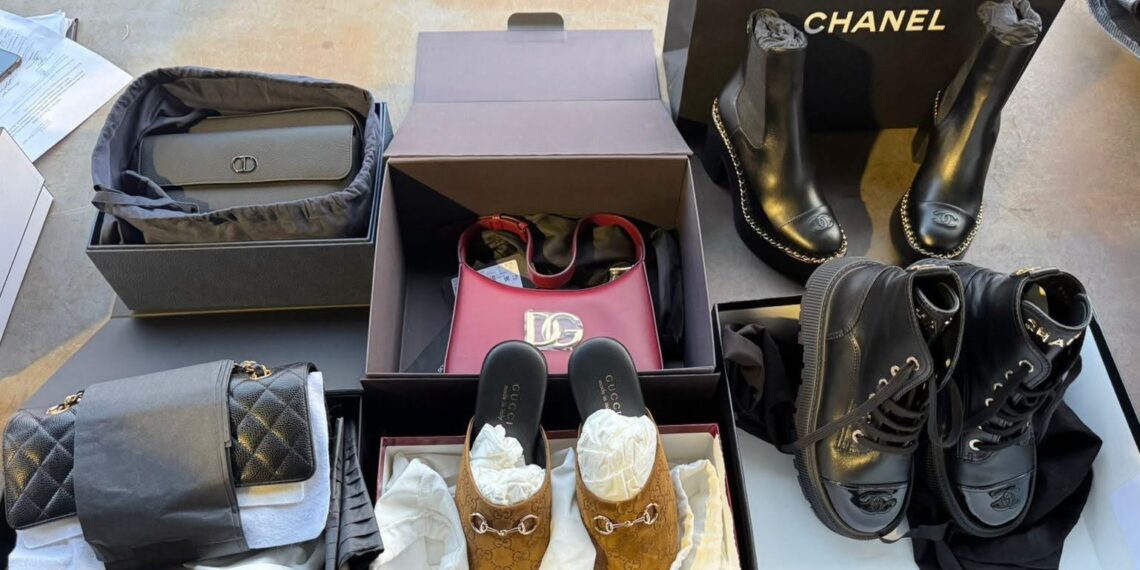 На «Тисі» митники вилучили брендові сумки та взуття майже на мільйон гривень (ФОТО)