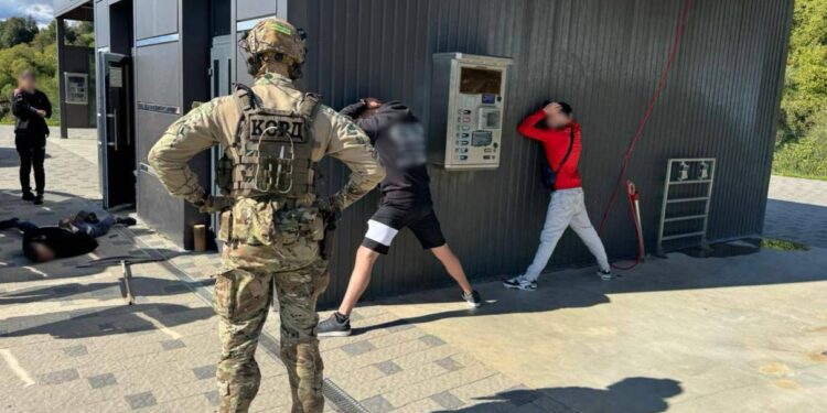 На Воловеччині затримали наркоторговця під час передачі «товару»