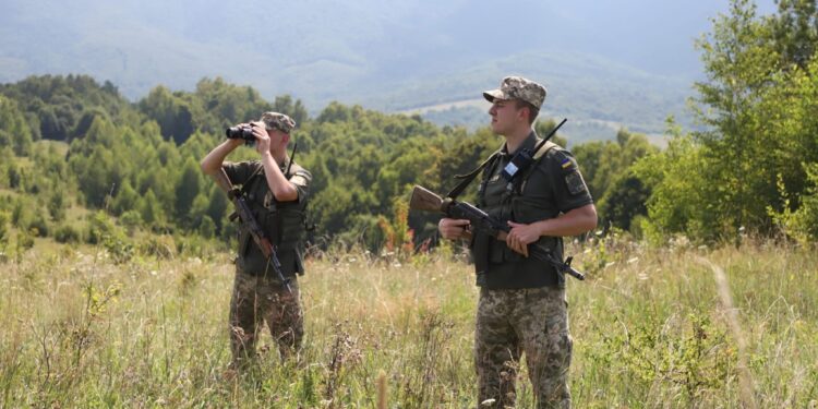 На Закарпатті четверо чоловіків намагалися втекти до Словаччини