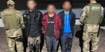 На Закарпатті прикордонники зупинили нічну втечу 10 порушників кордону