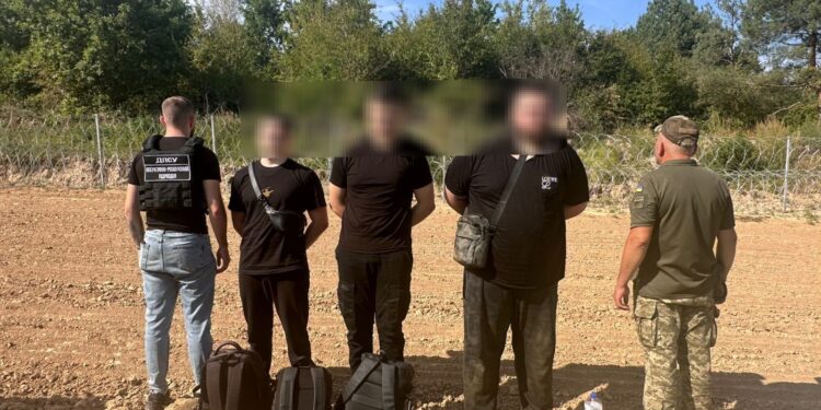 На Закарпатті затримали чоловіків, які мали перетнути кордон за $53 тис. (ФОТО)