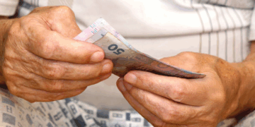 Не лише зарплати: пенсії на Закарпатті також серед найнижчих в Україні –