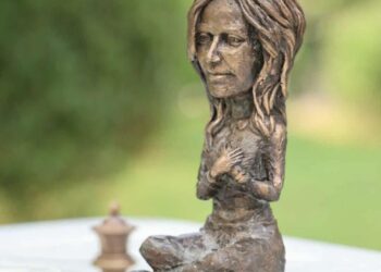 Нова міні-скульптура в Ужгороді: пам’ять про легендарну шахістку із закарпатським корінням –