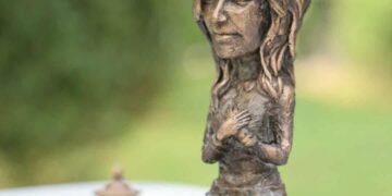 Нова міні-скульптура в Ужгороді: пам’ять про легендарну шахістку із закарпатським корінням –