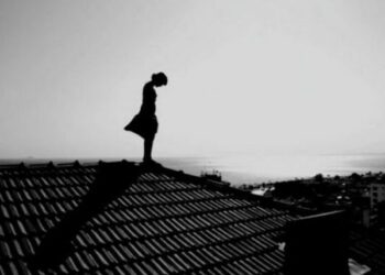 Патрульні в Мукачеві зняли з даху закинутої будівлі п’яну 12-річну дитину