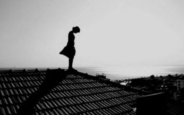 Патрульні в Мукачеві зняли з даху закинутої будівлі п’яну 12-річну дитину