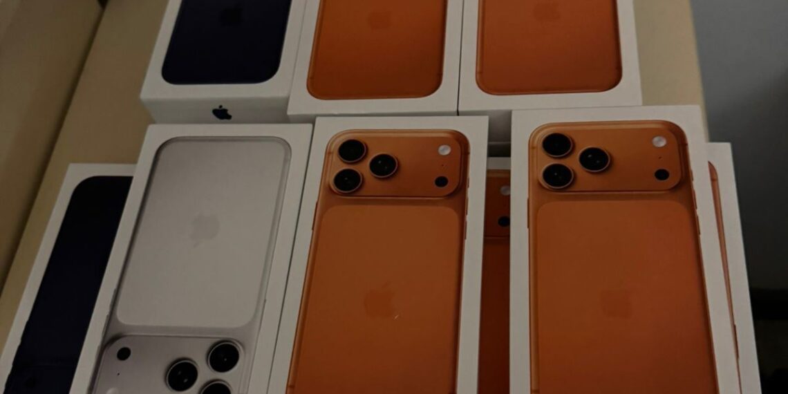 Перші “яблучні” контрабандисти: митники на Закарпатті затримали 29 iPhone 17 Pro (ФОТО) –