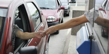 Платні дороги, заміна “прав” та обов’язковий техогляд: як рух до ЄС вплине на кожного українця –