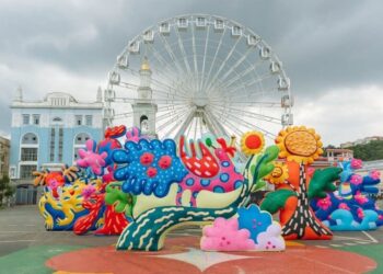 Пневматичні скульптури-велетні з’явилися в центрі Києва. Хто їх зробив і що вони означають