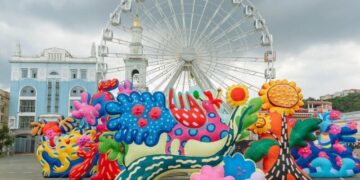 Пневматичні скульптури-велетні з’явилися в центрі Києва. Хто їх зробив і що вони означають