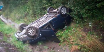 Поблизу Нижніх Воріт легковик злетів з дороги та опинився на даху (ФОТО)