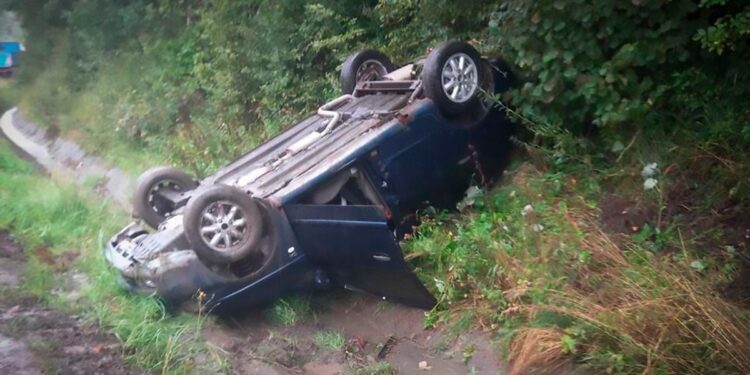 Поблизу Нижніх Воріт легковик злетів з дороги та опинився на даху (ФОТО)