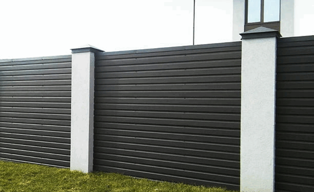 Профнастил для огорож: як вибрати міцний та довговічний матеріал