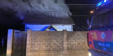 Серед ночі в Карповтлаші на Хустщині спалахнув будинок (ФОТО)