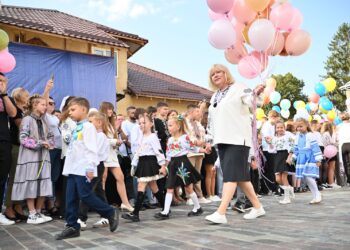 Символ єдності: як на Закарпатті об’єднали учнів зі Сходу та Заходу (ФОТО) –