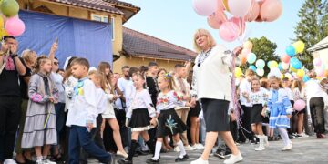Символ єдності: як на Закарпатті об’єднали учнів зі Сходу та Заходу (ФОТО) –