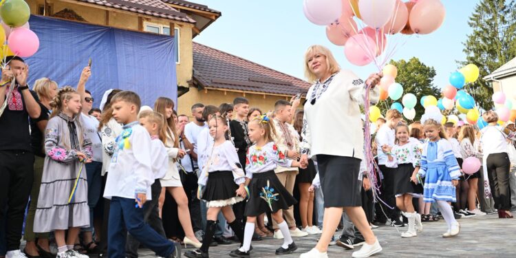 Символ єдності: як на Закарпатті об’єднали учнів зі Сходу та Заходу (ФОТО) –