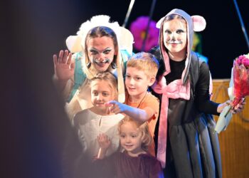 «Тихе Вушко»: в Ужгороді відбулася прем’єра інклюзивної вистави із сурдоперекладом (ФОТО) –