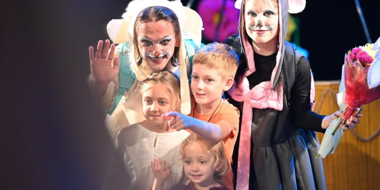 «Тихе Вушко»: в Ужгороді відбулася прем’єра інклюзивної вистави із сурдоперекладом (ФОТО) –