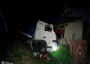У Чинадійові вантажівка врізалася в будинок (ФОТО)