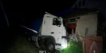 У Чинадійові вантажівка врізалася в будинок (ФОТО)