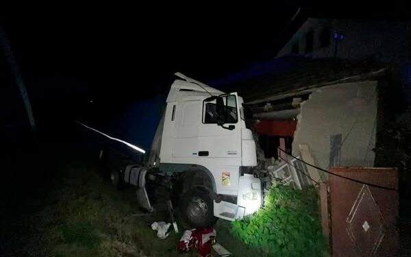 У Чинадійові вантажівка врізалася в будинок (ФОТО)