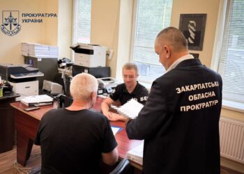 У Хусті викрили депутата міської ради на нелегальній торгівлі електронними сигаретами (ФОТО)