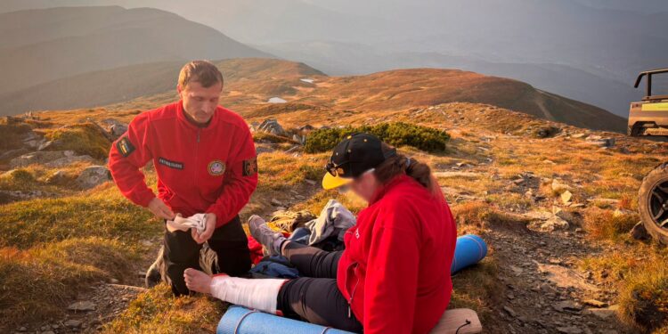 У Карпатах гірські рятувальники допомогли вагітній жінці з Дніпра (ФОТО)