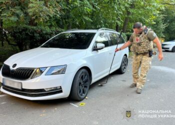 У Мукачеві під колесом авто знайшли тренувальну гранату (ФОТО)