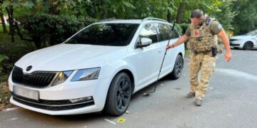 У Мукачеві під колесом авто знайшли тренувальну гранату (ФОТО)