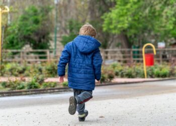 У Мукачеві виявили трирічного хлопчика, який сам гуляв вулицями (ФОТО)