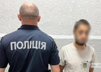 У Мукачеві затримали грабіжника, який напав на жінку в під’їзді та відібрав золоті прикраси (ФОТО)