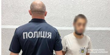У Мукачеві затримали грабіжника, який напав на жінку в під’їзді та відібрав золоті прикраси (ФОТО)