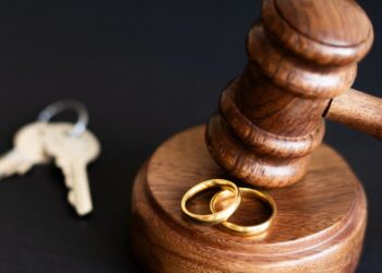 В Україні більше шлюбів розривають у судах, ніж у РАЦС. Які регіони лідирують?