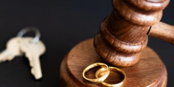 В Україні більше шлюбів розривають у судах, ніж у РАЦС. Які регіони лідирують?