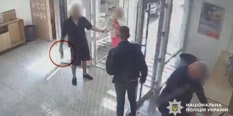 В Ужгороді 24-річний чоловік влаштував стрілянину на пошті під час сварки (ФОТО)