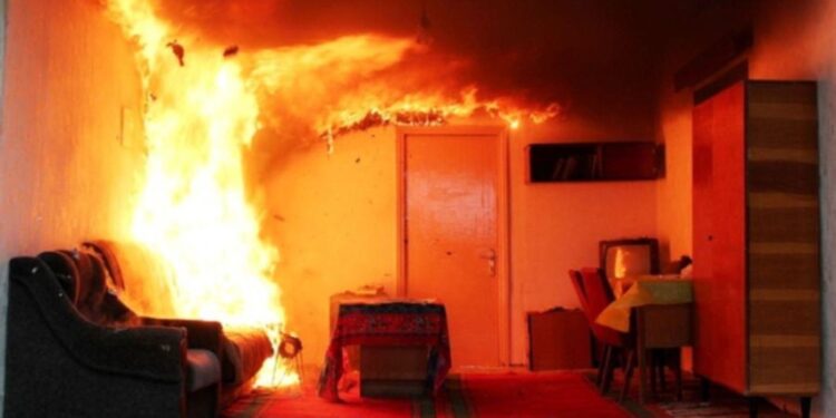 В Ужгороді горіла квартира багатоповерхівки (ФОТО)