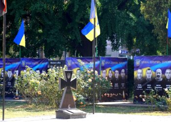 В Ужгороді портрети загиблих Героїв перемістили до скверу на площі Шандора Петефі (ФОТО)