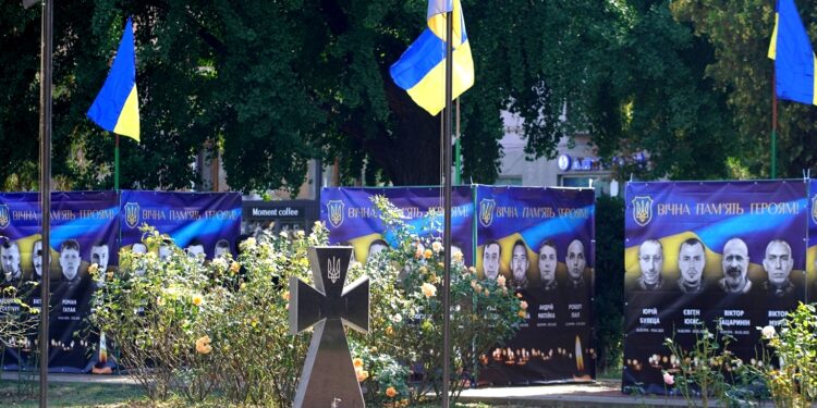 В Ужгороді портрети загиблих Героїв перемістили до скверу на площі Шандора Петефі (ФОТО)