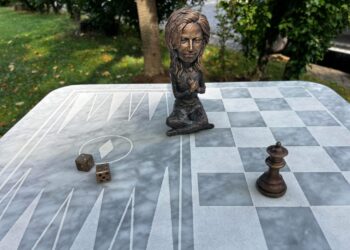 В Ужгороді з’явилася 78-ма мініскульптура — на честь угорської шахістки Юдіт Полґар (ФОТО)