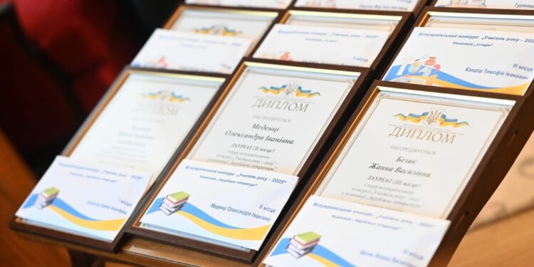 Закарпатські вчителі отримали нагороди у Всеукраїнському конкурсі «Учитель року» (ФОТО)