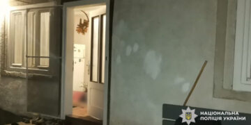 Завдав синові п’ять ударів ножем: поліцейські Тячівщини затримали підозрюваного в умисному вбивстві