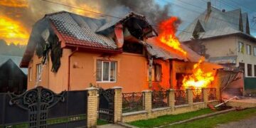 Спробували загасити пожежу до приїзду ДСНС: на Закарпатті вогонь знищив покрівлю — Ужгород