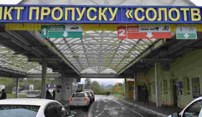 Продовжено обмеження руху транспорту через один з пунктів пропуску — Закарпаття