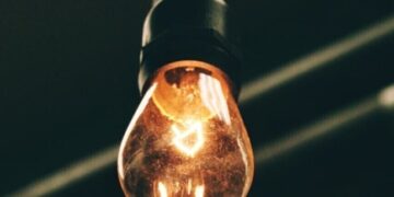 Ворог завдав удару по Україні: подекуди немає світла і введено аварійні відключення — Закарпаття