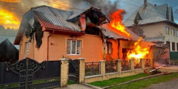 Вогнеборці Іршави та Мукачева гасили пожежу, яка спалахнула у селі — Закарпаття