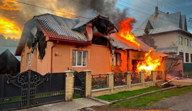 Вогнеборці Іршави та Мукачева гасили пожежу, яка спалахнула у селі — Закарпаття