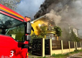 20 рятувальників гасили пожежу у двоповерховому будинку в Ужгороді — Закарпаття