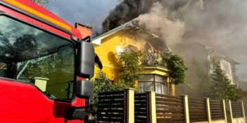 20 рятувальників гасили пожежу у двоповерховому будинку в Ужгороді — Закарпаття